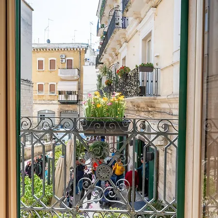 Palazzo Dama - Live Like A Local In Vecchia Apartment