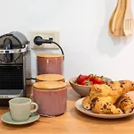Palazzo Dama - Live Like A Local In Vecchia Apartment